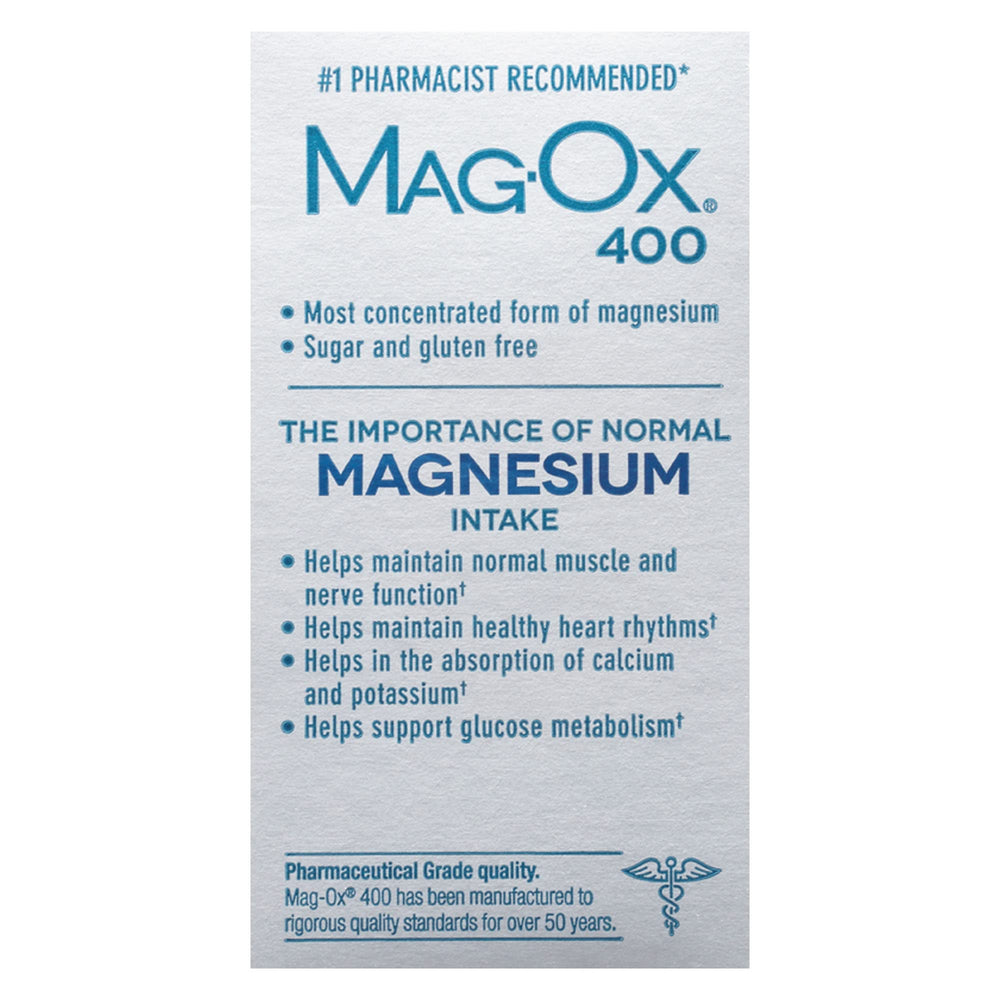 Mag-Ox tableta junto a un vaso de agua mostrando la forma recomendada de tomarla