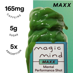 Persona sosteniendo Magic Mind MAXX shot listo para consumir y concentrarse