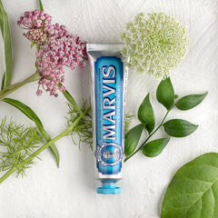 Marvis Aquatic Mint en uso durante el cepillado para sensación duradera