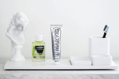 Close-up ingredientes xilitol y propóleo en envase Marvis para cuidado