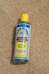 Maui Island Secret aplicando gel en hombro tras exposición solar