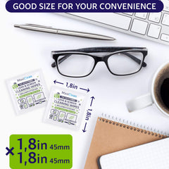 Maxi Clean limpiando gafas en mano para visión sin manchas y rápida limpieza