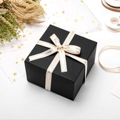 Mcfleet interior con relleno de papel crinkle protegiendo y realzando el regalo