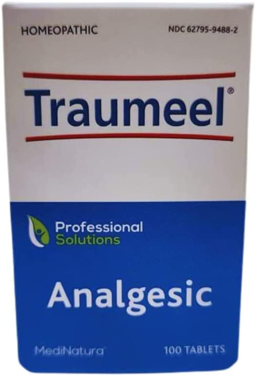 Primer plano de la superficie de una tableta MediNatura Traumeel Arnica mostrando textura y calidad