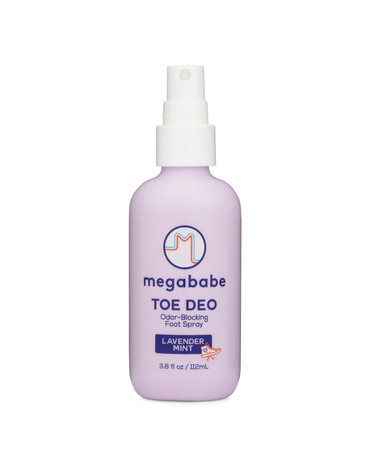 Megababe Toe Deo vista frontal botella elegante y compacta, refresca pies