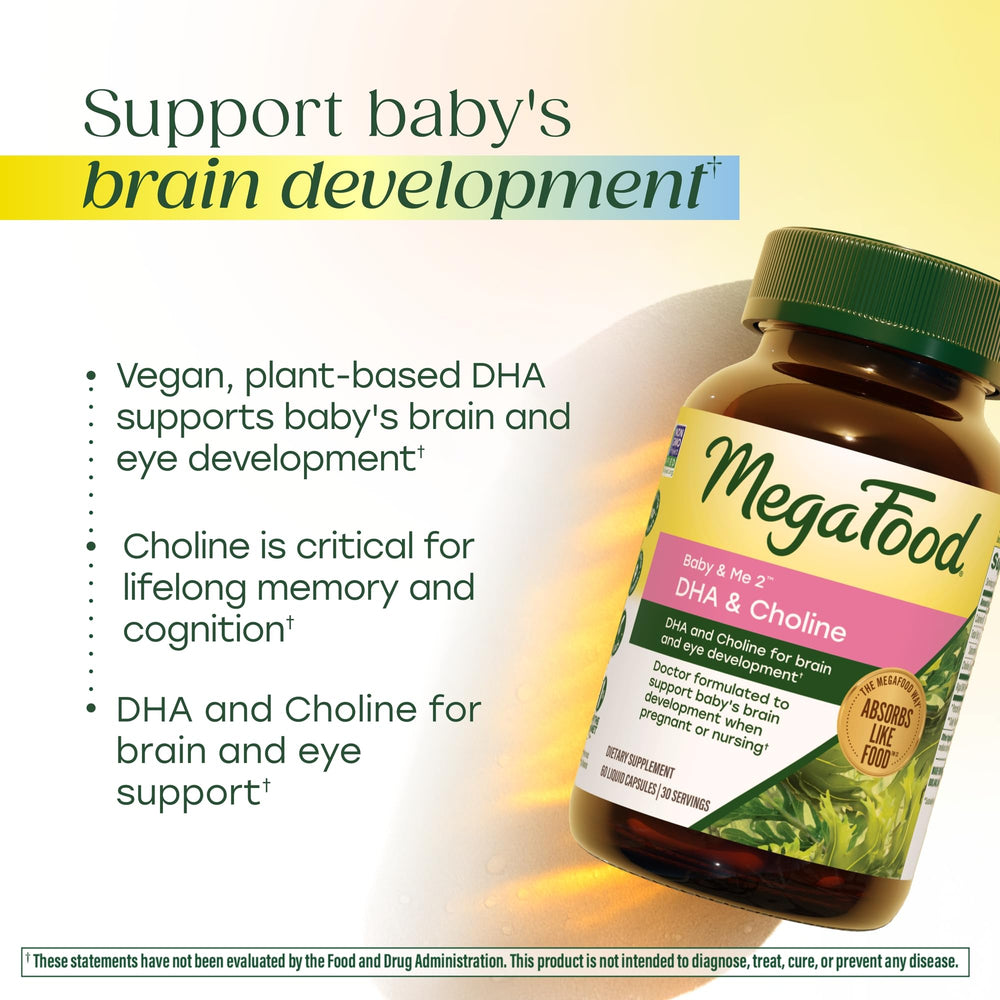 MegaFood cápsulas en mano para demostrar tamaño y uso práctico
