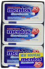 MENTOS pastilla en mano en contexto urbano, sugiere frescura sobre la marcha