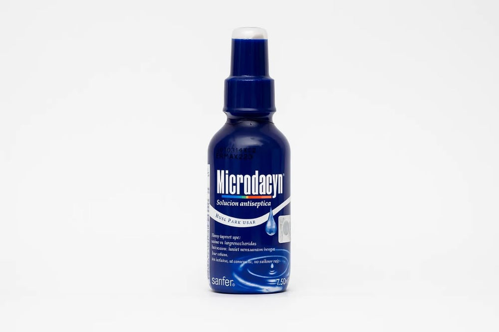 Microdacyn frasco frontal 120 ml mostrando etiqueta y facilidad de uso