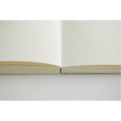 Midori libreta A5 en mano mostrando tamaño portátil y práctico
