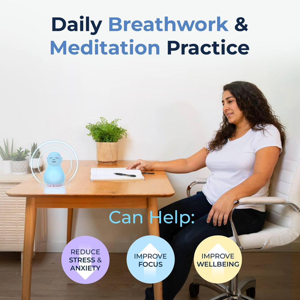 Mindsight Breathing Buddha junto a una taza para tamaño, portátil y compacto