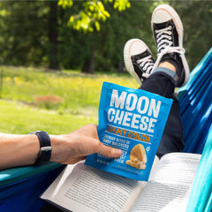 Moon Cheese picnic al aire libre demostrando snack fácil de llevar