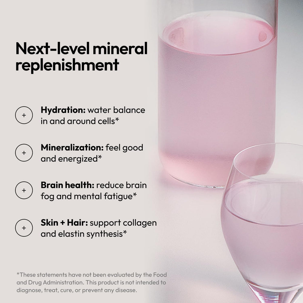 Cucharita con Mini Dew Moon Juice lista para dosificar y facilitar hidratación instantánea