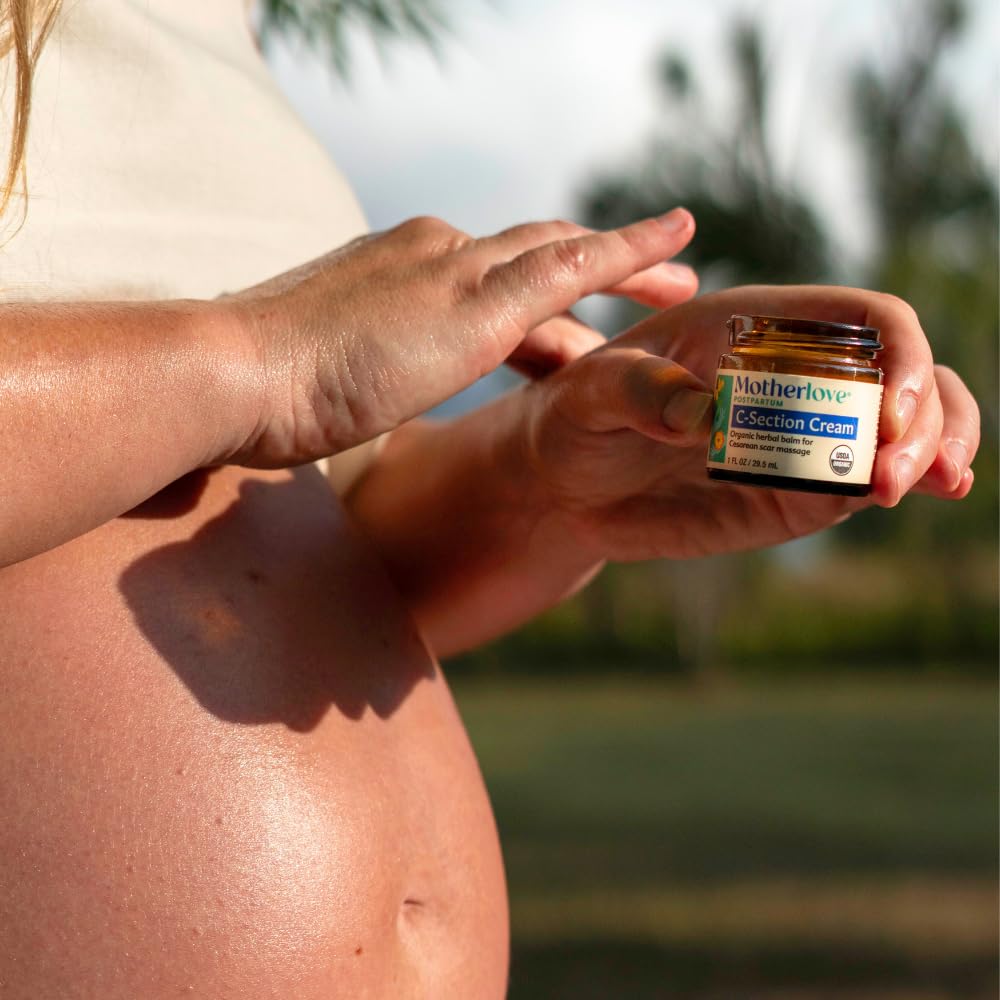Motherlove crema comparada con mano para apreciar tamaño real útil