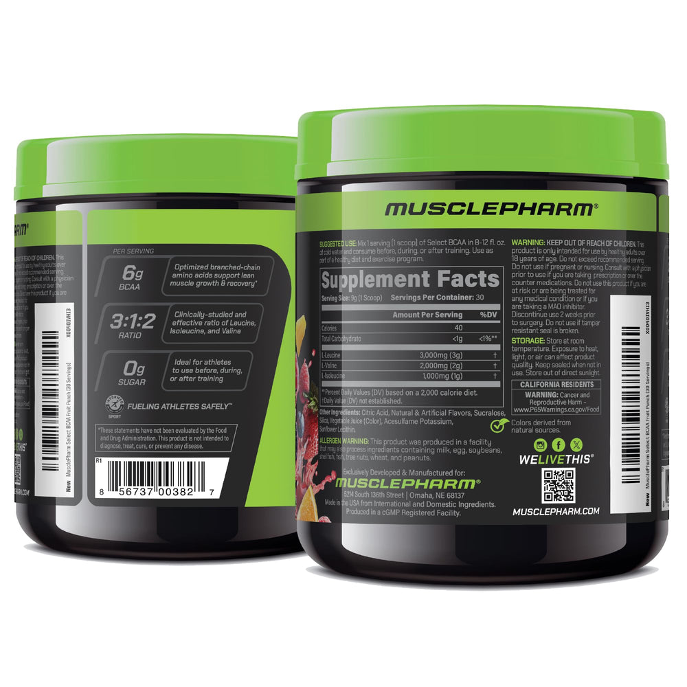 Botella con Muscle Pharm BCAA en un entorno de gimnasio antes del entrenamiento para uso práctico