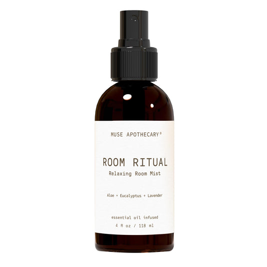 Muse Apothecary spray frontal sobre fondo neutro con aspecto elegante y relajante