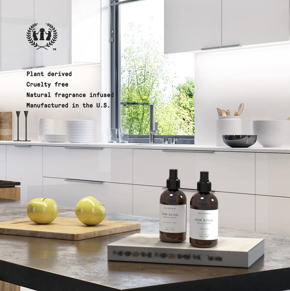 Muse Apothecary junto a una mano para comparar tamaño y portabilidad