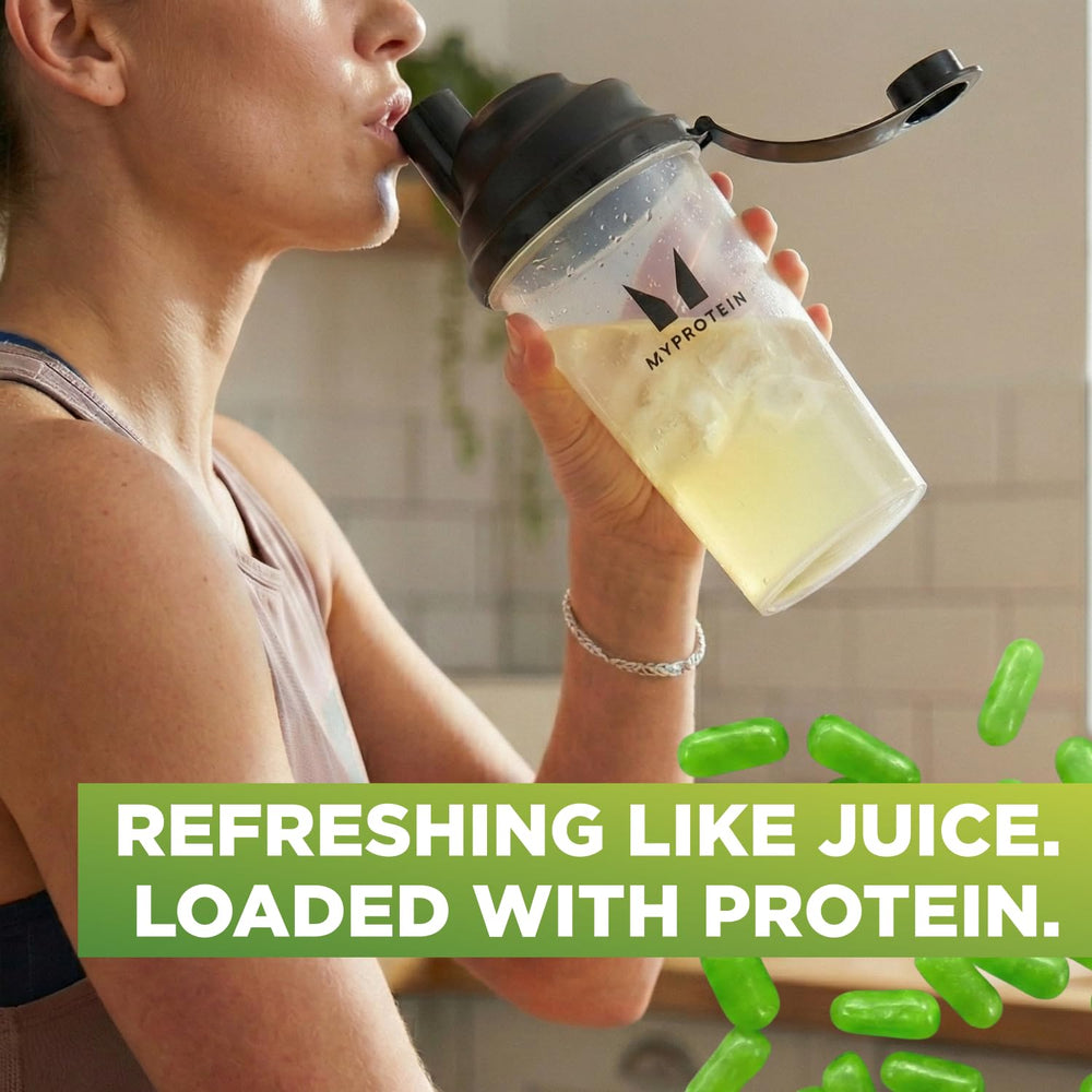 Cucharada medidora de Clear Whey Isolate de Myprotein mezclándose en vaso.