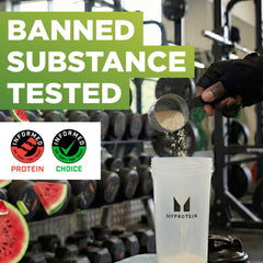 Usuario entrenando bebiendo Clear Whey Isolate para consumo diario.