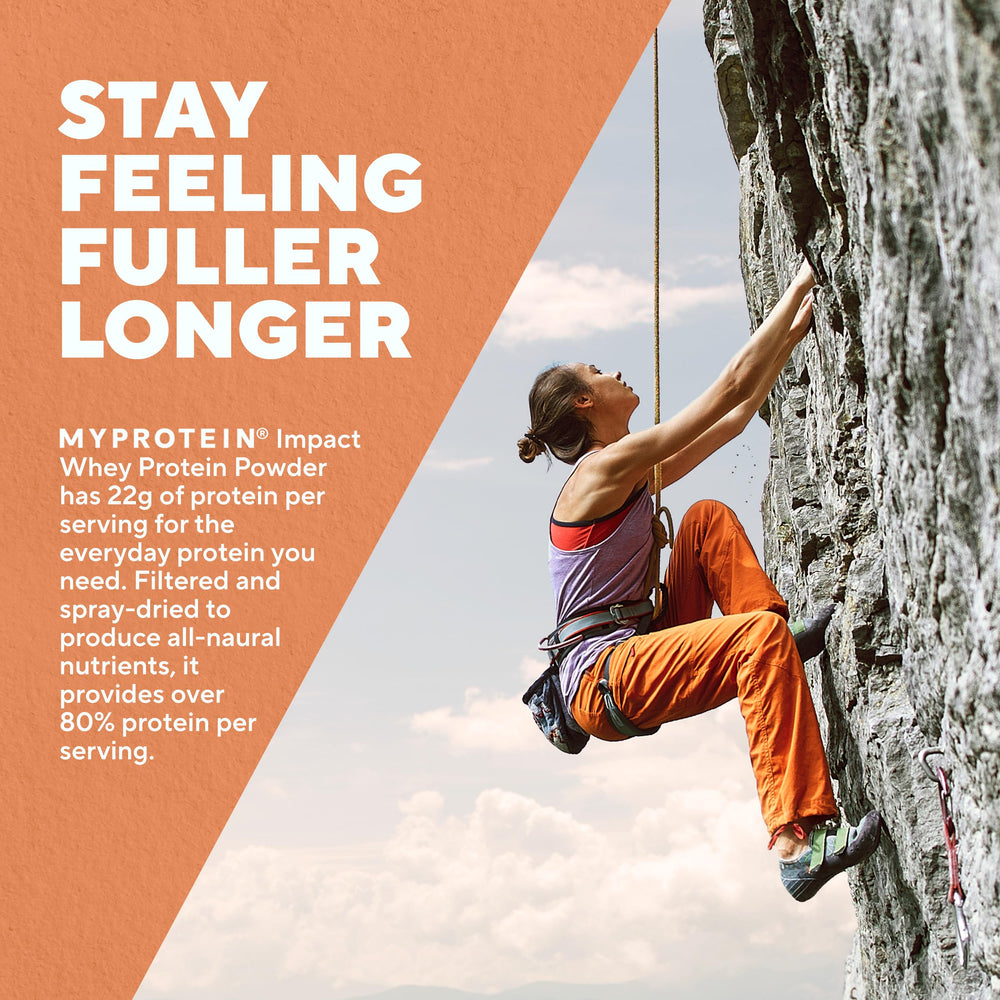 Preparación de batido con Myprotein Impact Whey, mezcla fácil con agua o leche para un batido nutritivo.