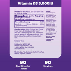 Natrol tableta en mano para comparar tamaño y mostrar portabilidad