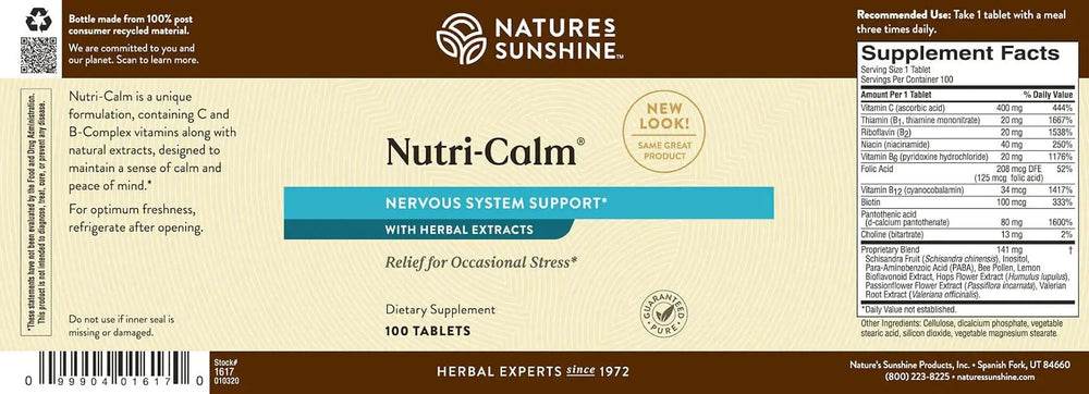 Nature's Sunshine persona tomando Nutri-Calm en un contexto relajado y cotidiano