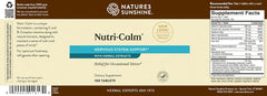Nature's Sunshine persona tomando Nutri-Calm en un contexto relajado y cotidiano