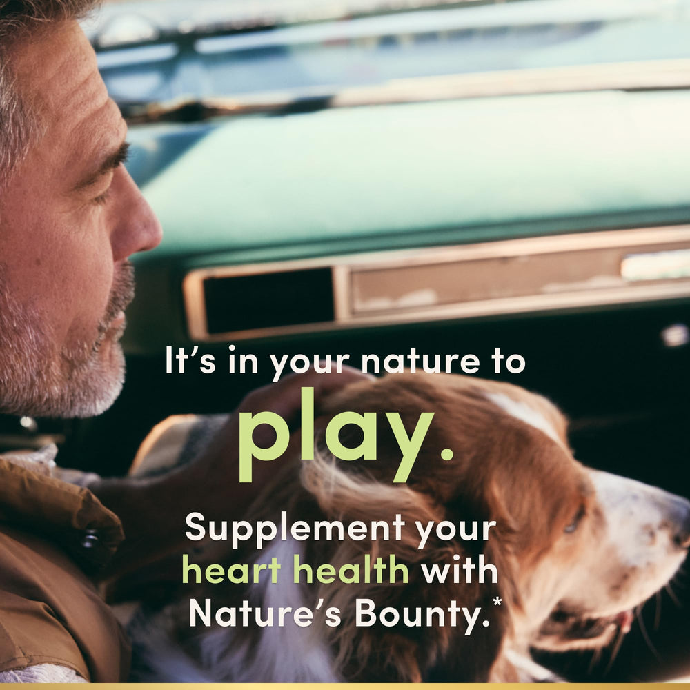 Nature's Bounty frasco en mano para comparar tamaño y dosificación