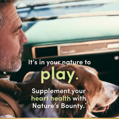 Nature's Bounty frasco en mano para comparar tamaño y dosificación