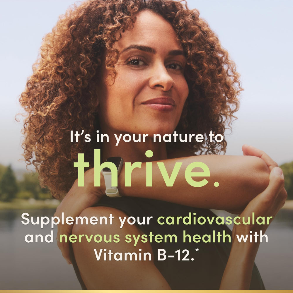 Persona usando Nature's Bounty sin agua para toma cómoda y rápida