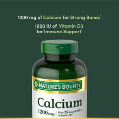 Nature's Bounty persona tomando softgel con agua y comida para mejor absorción