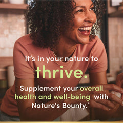 Nature's Bounty frasco junto a mano para comparar tamaño y duración