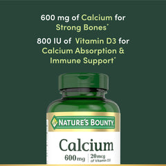 Nature's Bounty tabletas en mano para comparar tamaño y dosis