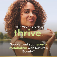 Nature's Bounty comprimido en mano para apreciar tamaño y portabilidad