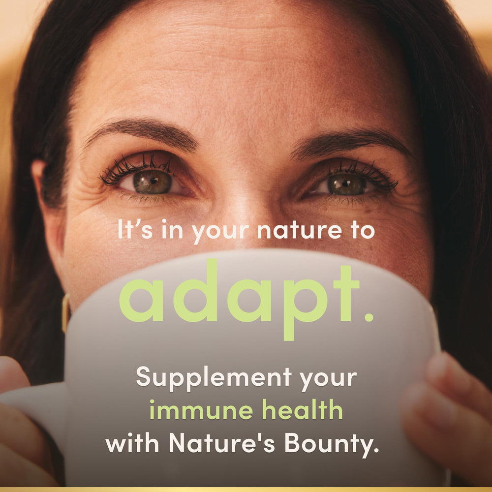 Nature's Bounty cápsulas en mano indicando facilidad de uso y transporte