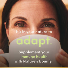Nature's Bounty cápsulas en mano indicando facilidad de uso y transporte