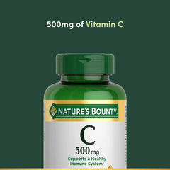 Nature's Bounty tableta en mano para comparar tamaño y facilidad de ingestión