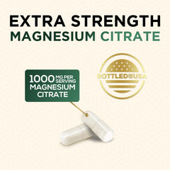 Nature's Nutrition cápsulas en mano indicando tamaño y porción práctica