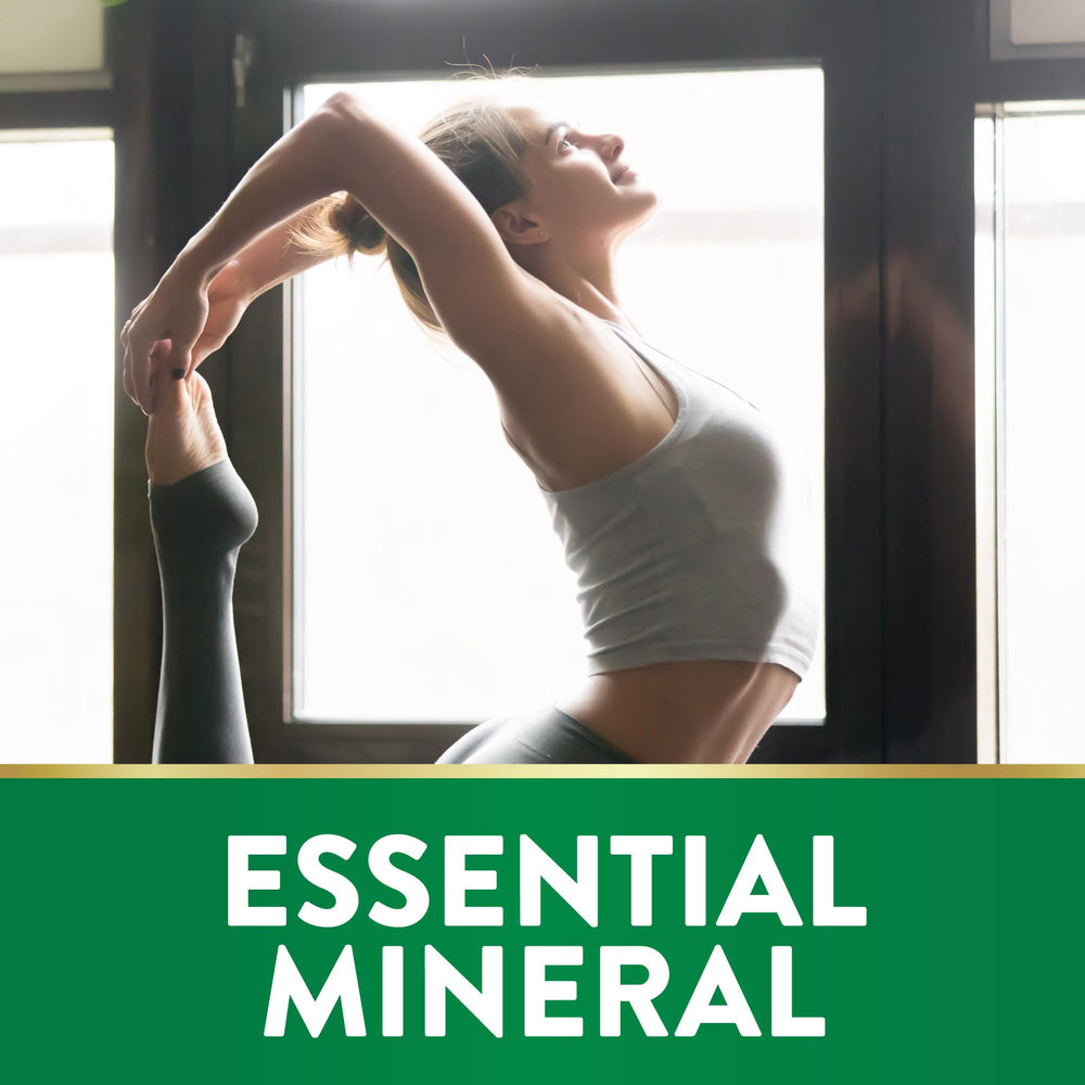 Nature's Truth cápsula en mano para apreciar tamaño y dosis práctica