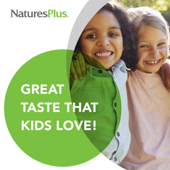 NaturesPlus familia dando tabletas en ambiente doméstico práctico