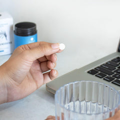 Neurogan Spermidina: bote sobre la mesa transmite un estilo de vida saludable.