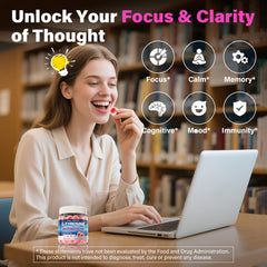 NEVISS persona en escritorio tomando gomita para enfoque laboral
