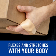 Nexcare cinta flexible en muñeca mostrando ajuste y libertad de movimiento
