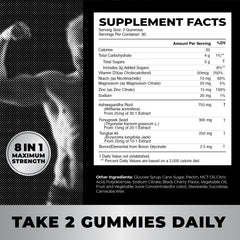 Nobi Nutrition hombre en gimnasio tomando gomita para energía y rendimiento