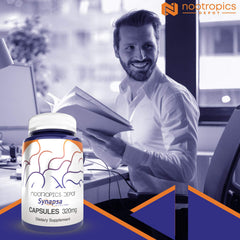 Nootropics Depot cápsulas escena de uso con vaso de agua para toma diaria