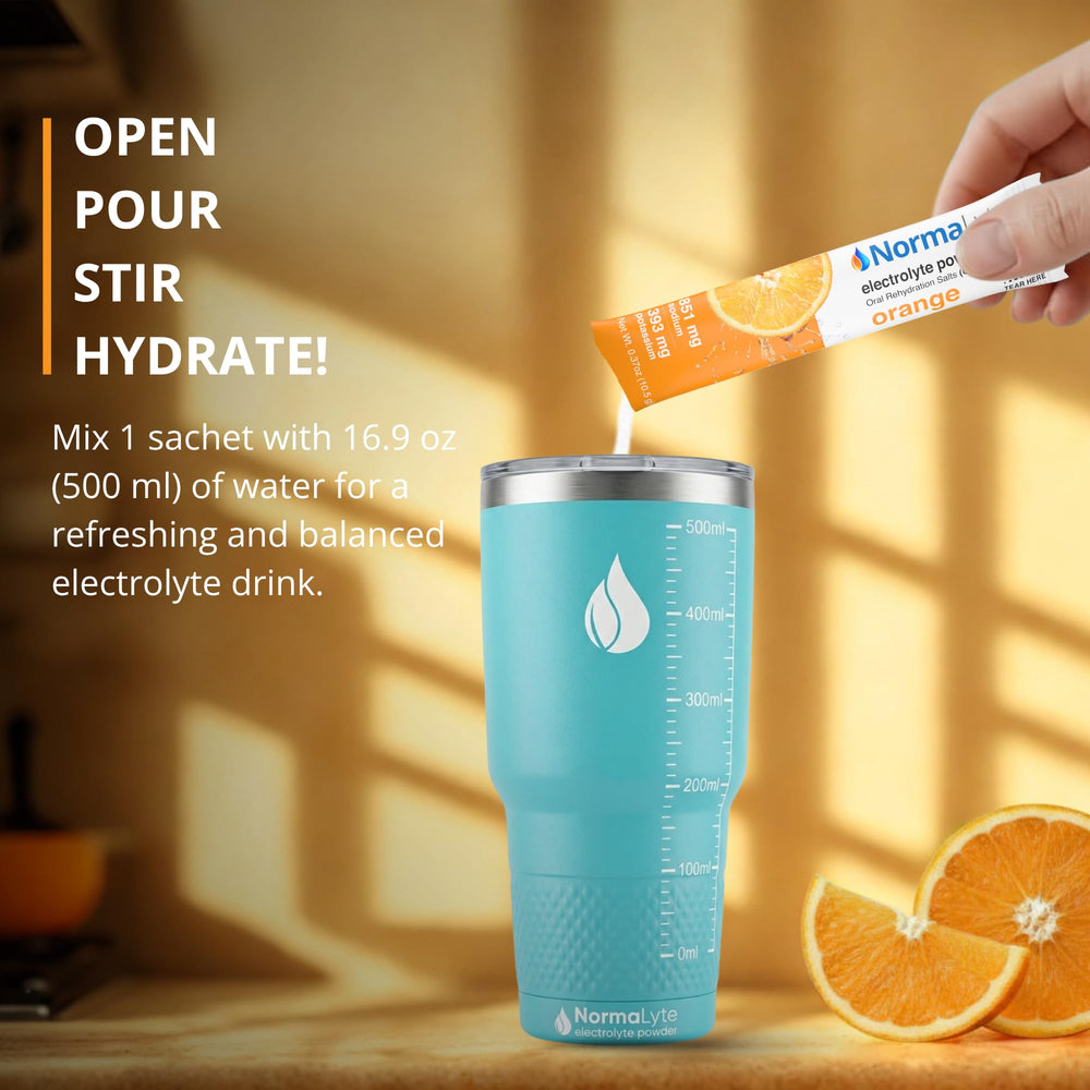 Persona activa con NormaLyte en botella, apoyo práctico durante ejercicio