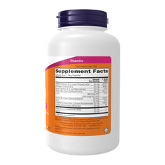 NOW Foods cápsula B-50 en mano para visualizar tamaño y facilidad de uso
