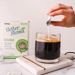 NOW BetterStevia comparación de tamaño del sobre junto a una cuchara