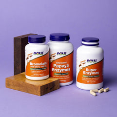 Comparación de tamaño de una cápsula NOW Foods junto a una moneda, referencia de escala