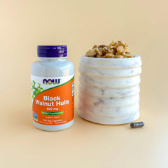 NOW Foods comparación de tamaño de una cápsula junto a una moneda