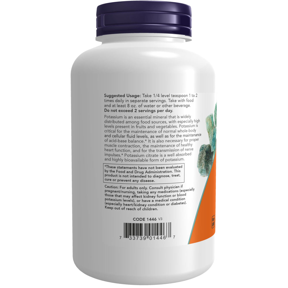 Polvo de NOW Foods disolviéndose en un vaso, facilita preparación de bebidas rápidas